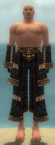 Mönch Elite-Kurzick-Rüstung Männlich hand bein vorne.jpg