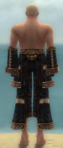 Mönch Elite-Kurzick-Rüstung Männlich hand bein hinten.jpg